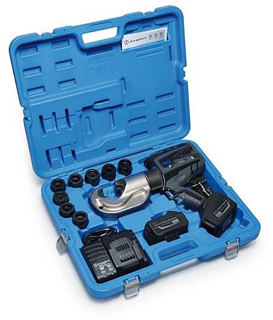 Coffret rigide bleu contenant un outil de sertissage hydraulique sans fil, des batteries, un chargeur et un jeu de matrices, disposés dans des compartiments moulés.
