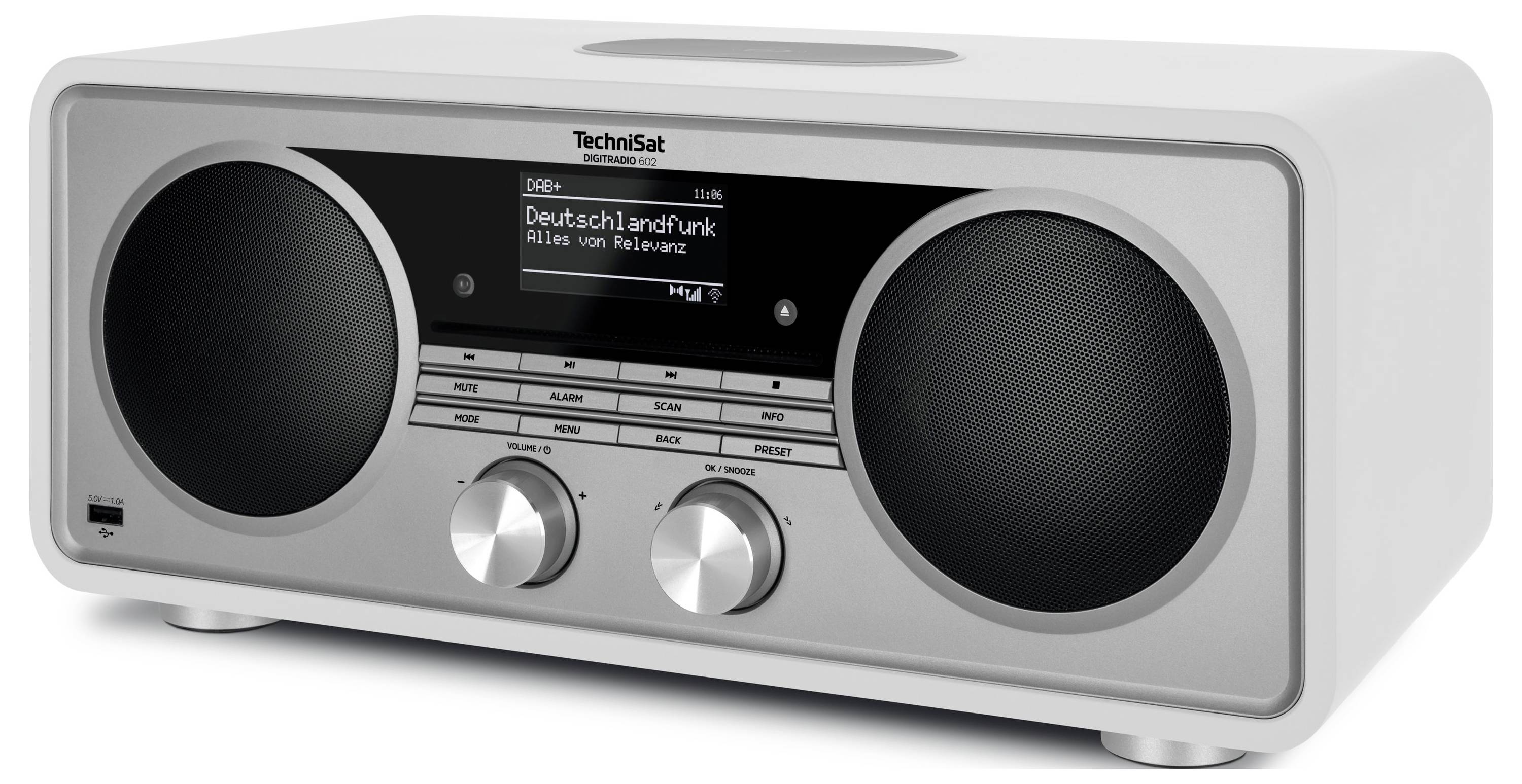 Radio de table Technisat argentée avec deux grands haut-parleurs, affichage central affichant "Deutschlandfunk", et deux boutons de commande sur un fond blanc.