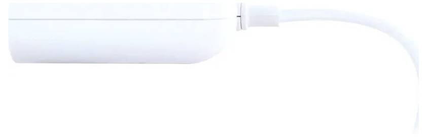 Câble de charge blanc avec un petit adaptateur rectangulaire ou dongle attaché près de l'extrémité, présenté sur un fond uni.