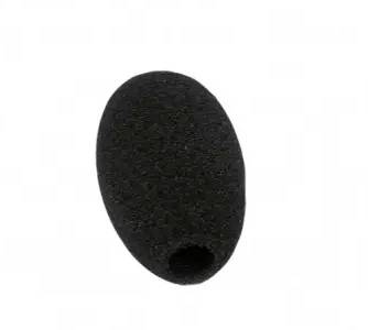 Bonnette de microphone en mousse noire de forme ovale avec une petite ouverture à une extrémité sur fond blanc