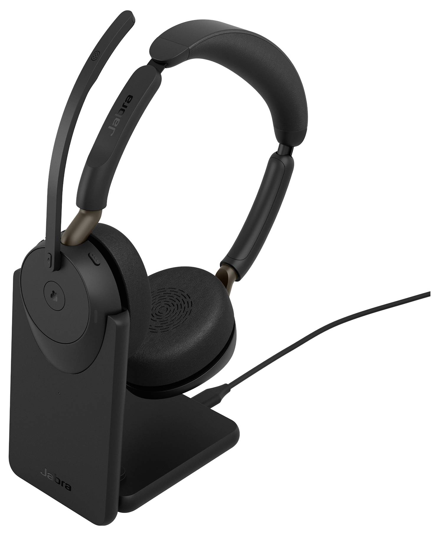 Casque sans fil supra-auriculaire noir reposant sur un socle de charge avec un câble connecté, présenté sur fond blanc.