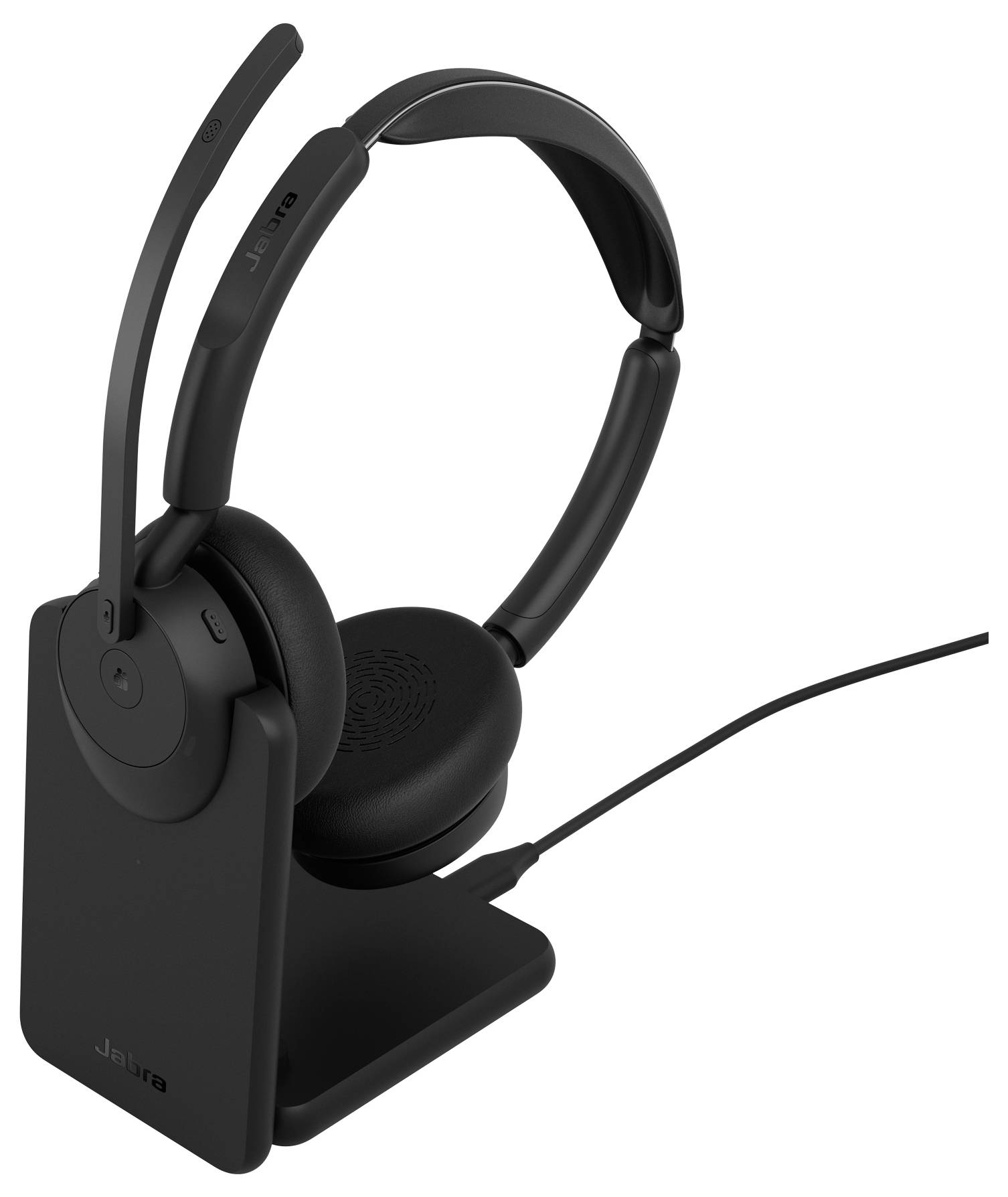 Casque sans fil supra-auriculaire noir sur un socle de charge, avec microphone perche et câble connecté.