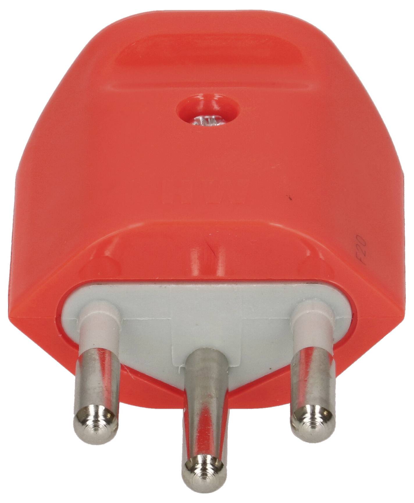 Adaptateur de prise électrique rouge à trois broches présenté en vue de face sur un fond blanc.