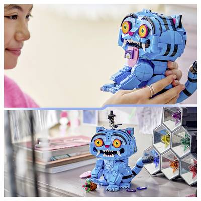 Un enfant tenant un robot chat de style LEGO bleu, avec une deuxième vue du jouet assis sur un bureau à côté de livres et une étagère d'exposition hexagonale.