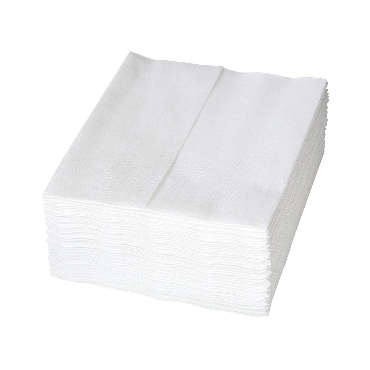 Pile de serviettes en papier blanc pliées sur un fond blanc uni.