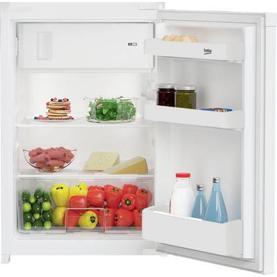 Un réfrigérateur ouvert rempli de fruits et légumes frais, collations, fromage, œufs, pots, lait et boissons sur les étagères de la porte.