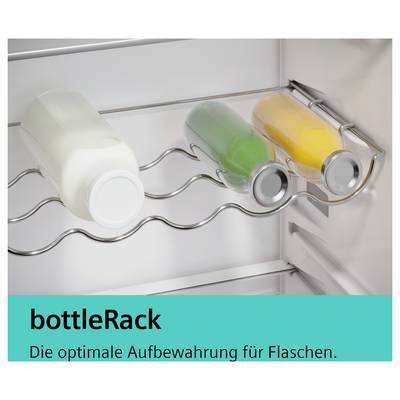 Bouteilles entreposées dans un casier à bouteilles métallique à l'intérieur d'un réfrigérateur, avec l'étiquette « bottleRack » et du texte en allemand concernant le stockage optimal des bouteilles.