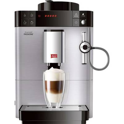 Machine à café Melitta Caffeo Passione argentée versant un café au lait en couches dans une tasse en verre sur le plateau d'égouttage.