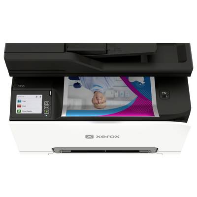 Vue de face d'une imprimante Xerox C255 imprimant une page couleur avec une image portrait sur le bac de sortie, montrant l'écran tactile et les boutons de contrôle.