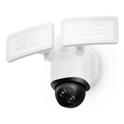 Caméra de sécurité Eufy blanche à double projecteur avec deux panneaux lumineux ajustables et un module de caméra à double objectif noir sur un support mural.