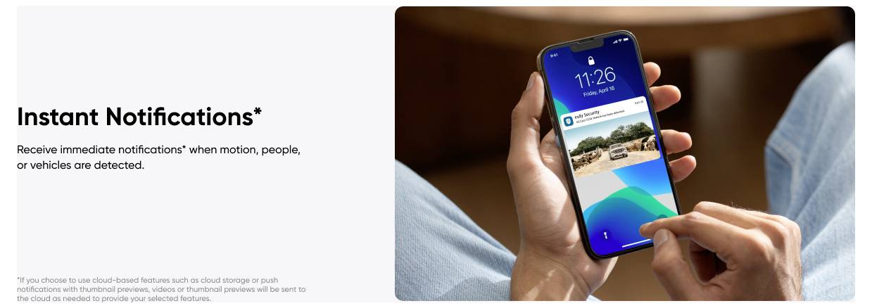 Image promotionnelle pour « Notifications instantanées » montrant une personne utilisant une application smartphone ; le texte indique qu'elle envoie des notifications immédiates lorsque des mouvements, des personnes ou des véhicules sont détectés.