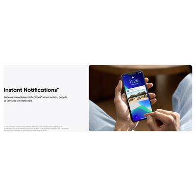 Image promotionnelle pour « Notifications instantanées » montrant une personne utilisant une application smartphone ; le texte indique qu'elle envoie des notifications immédiates lorsque des mouvements, des personnes ou des véhicules sont détectés.
