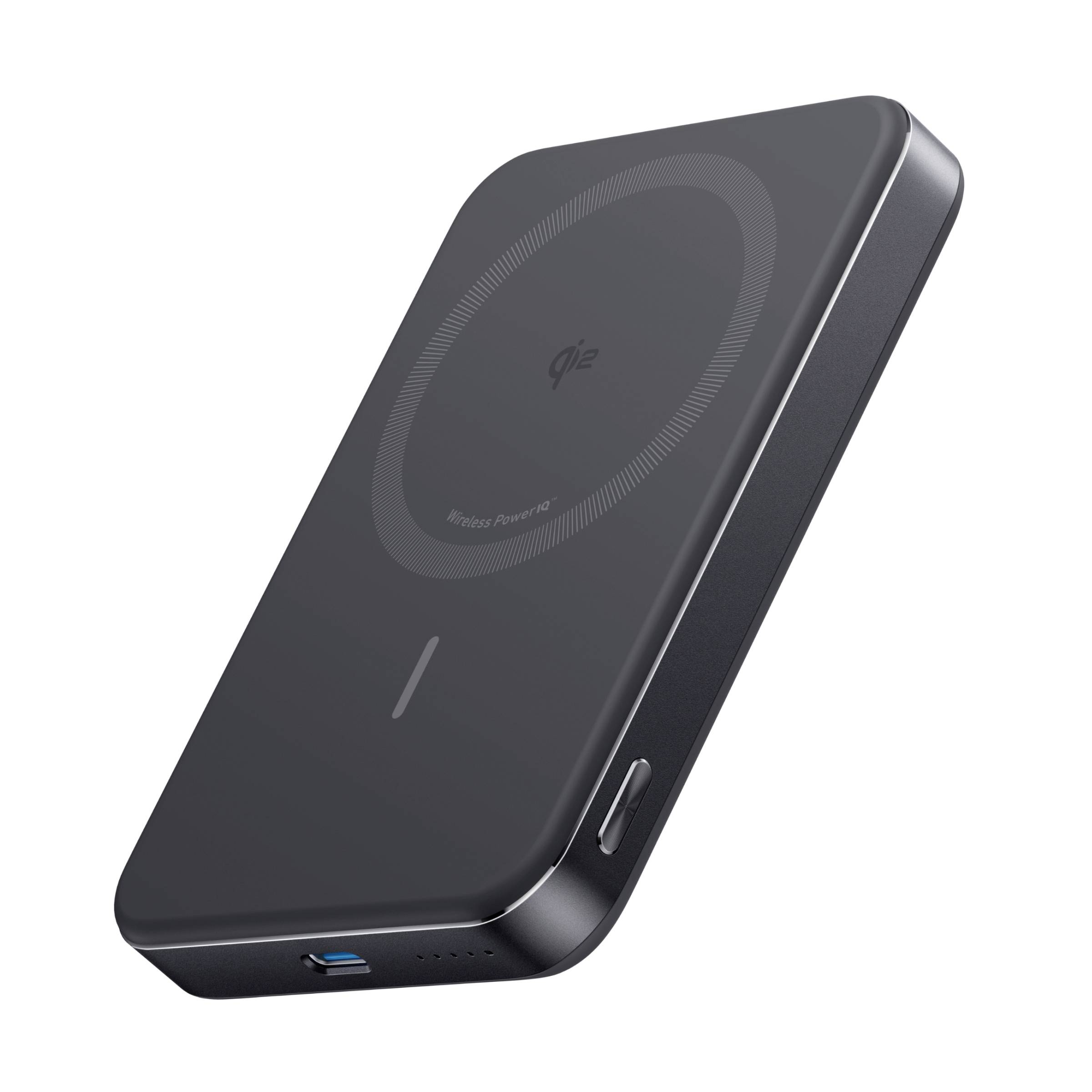 Batterie externe de charge sans fil Qi2 noire avec un plateau de charge circulaire, un bouton latéral et un port USB présenté en angle sur un fond blanc