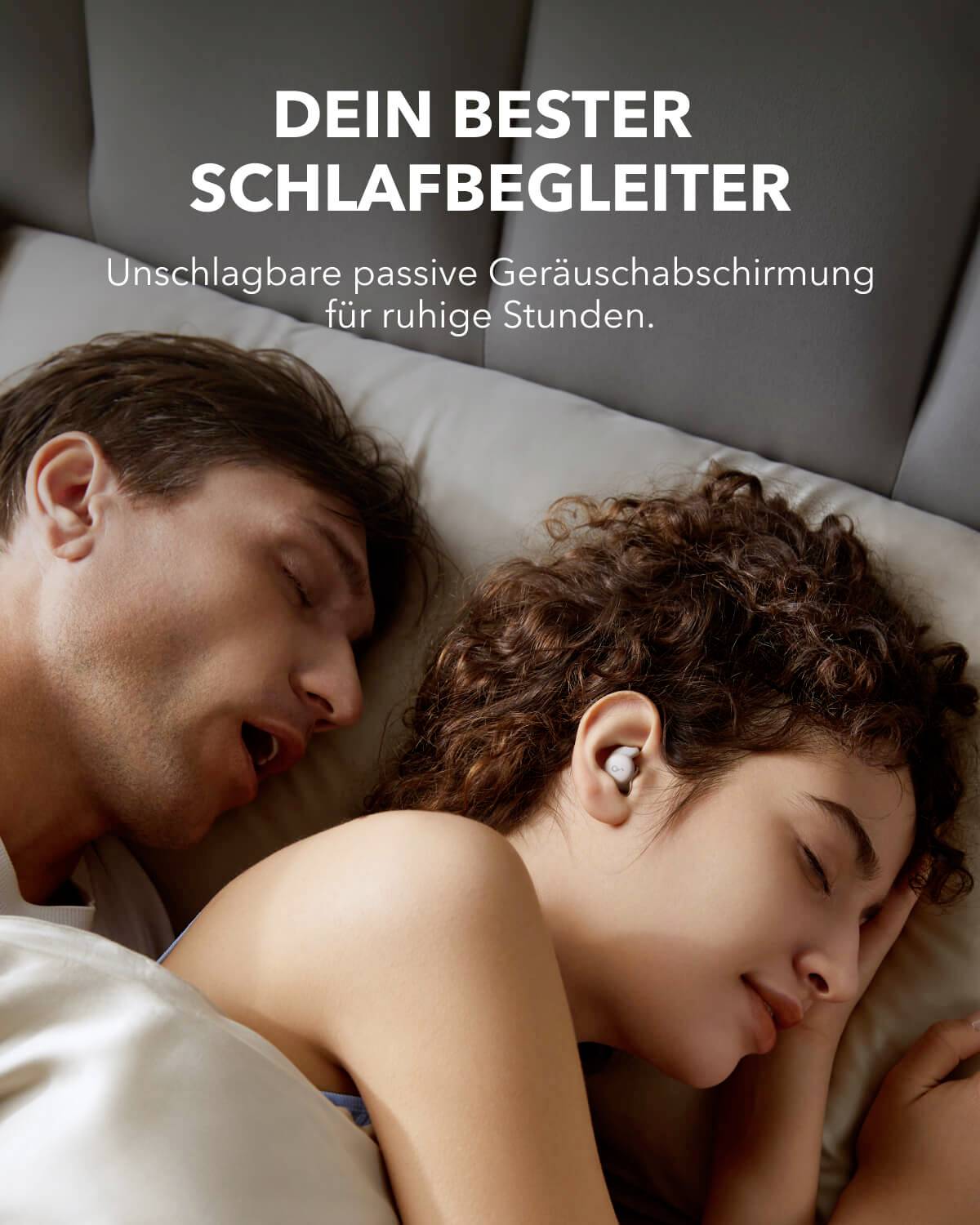 Homme endormi et enfant portant des écouteurs au lit, avec un texte allemand promouvant le blocage passif du bruit pour un sommeil tranquille.
