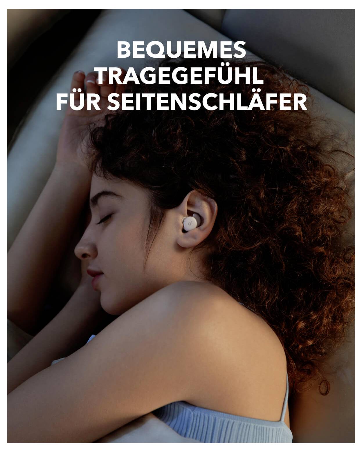 Femme dormant portant des bouchons d'oreilles avec texte allemand : « BEQUEMES TRAGEGEFÜHL FÜR SEITENSCHLÄFER » indiquant le confort pour les dormeurs sur le côté.