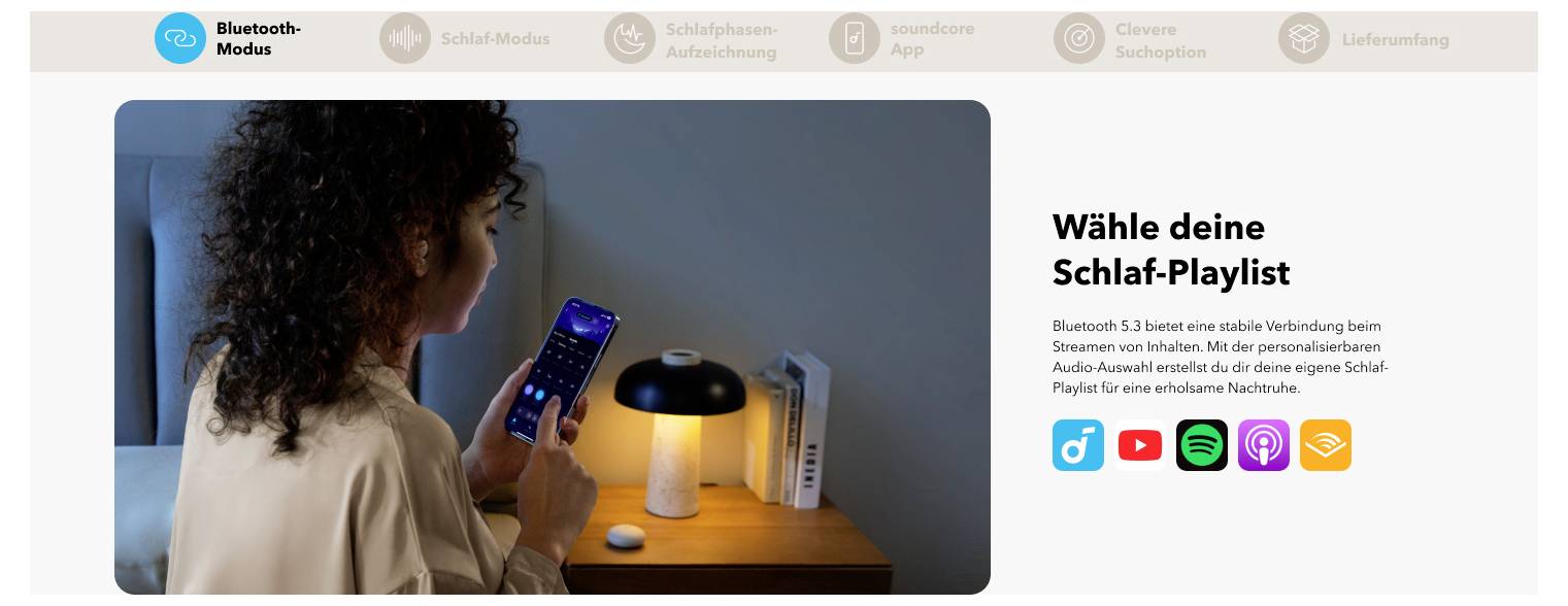Personne en mode Bluetooth utilisant un téléphone pour choisir une « Playlist de sommeil » sur une table de nuit, avec une lampe intelligente et des icônes d'application multimédia à côté du titre allemand « Wähle deine Schlaf-Playlist ».