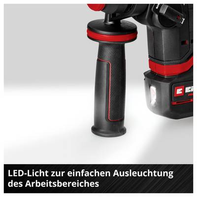 Gros plan d'un outil électrique rouge et noir avec poignée supplémentaire ; en bas est écrit : « Lumière LED pour un éclairage facile de la zone de travail ».