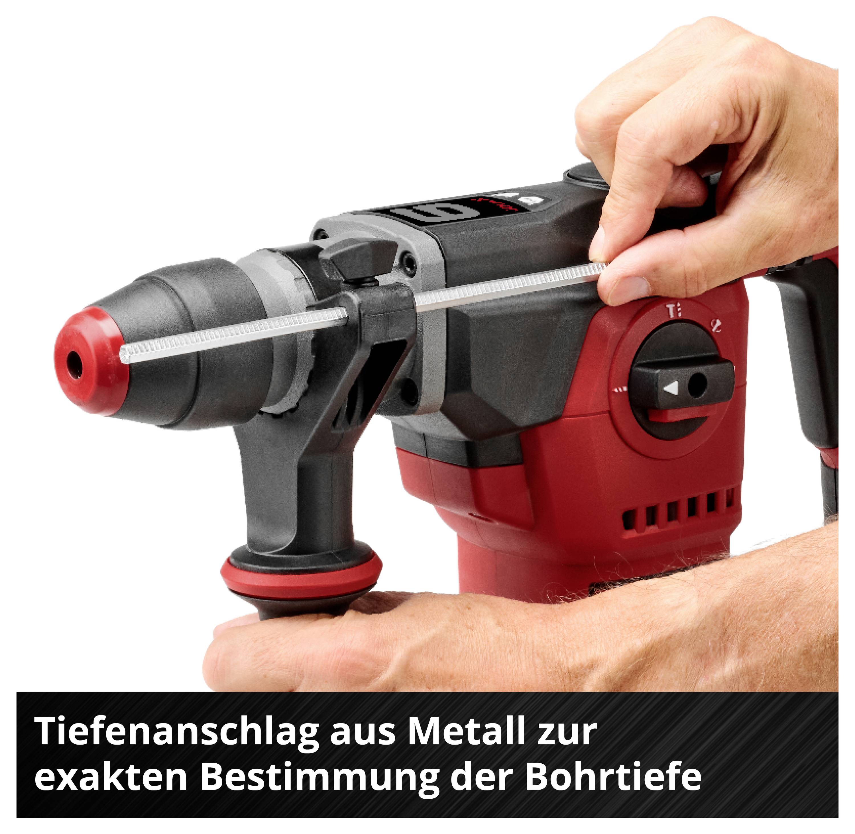 Marteau perforateur avec butée de profondeur en métal pour un réglage exact de la profondeur de forage ; une main ajuste la butée.