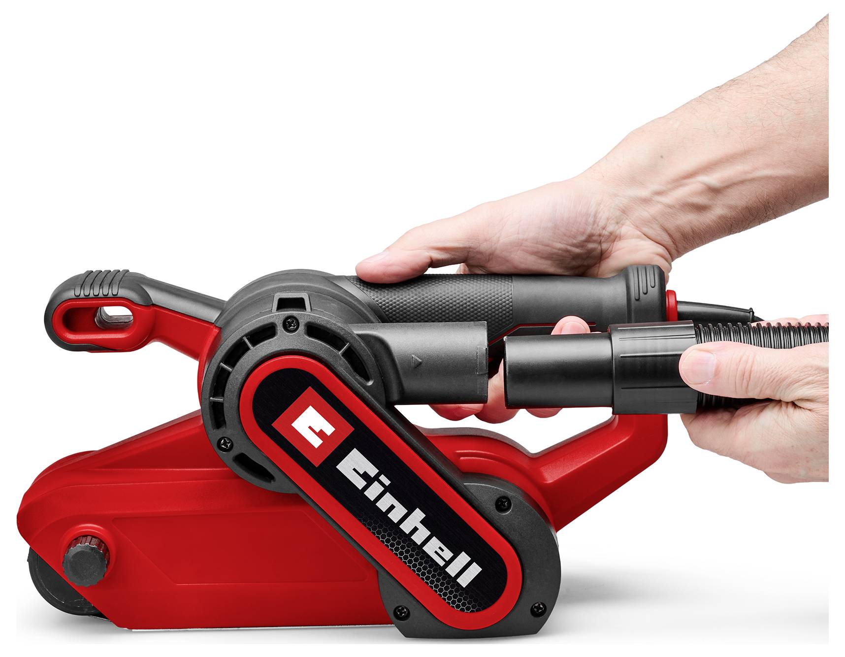 Des mains assemblant un outil électrique Einhell rouge et noir, fixant un tuyau noir ou une pièce jointe à l'avant.