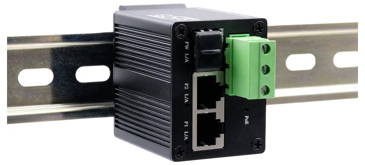 Commutateur Ethernet industriel montés sur rail DIN, avec quatre ports RJ45 et un bloc de bornes verts pour l'alimentation ou le câblage.