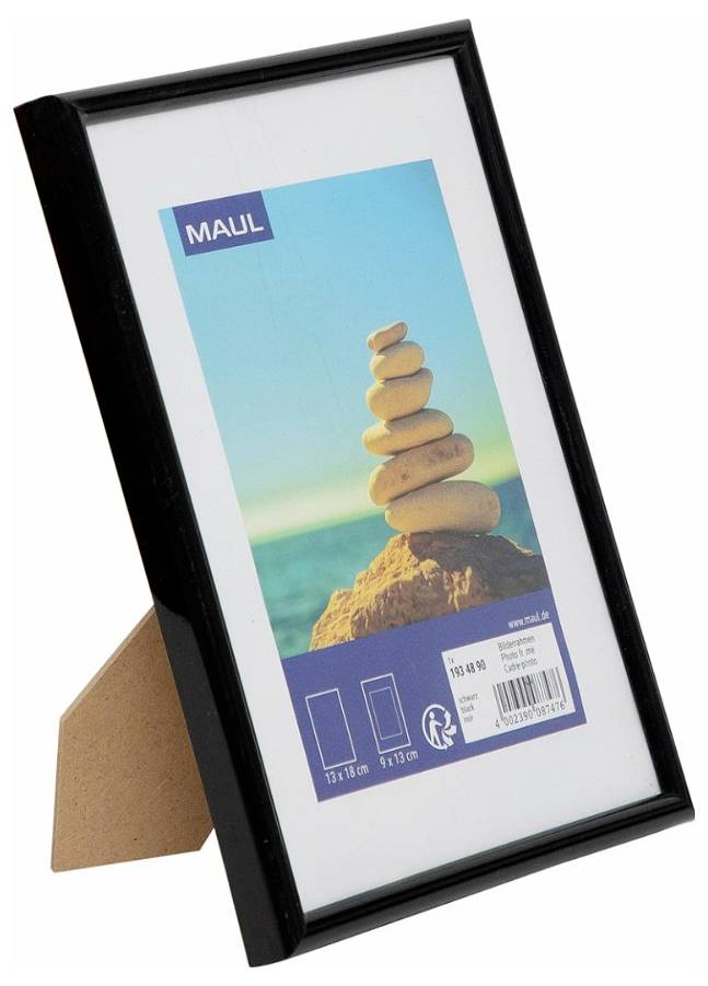 Cadre photo noir avec un exemple de photo de plage de pierres empilées, présenté en angle avec un support en carton marron au dos.