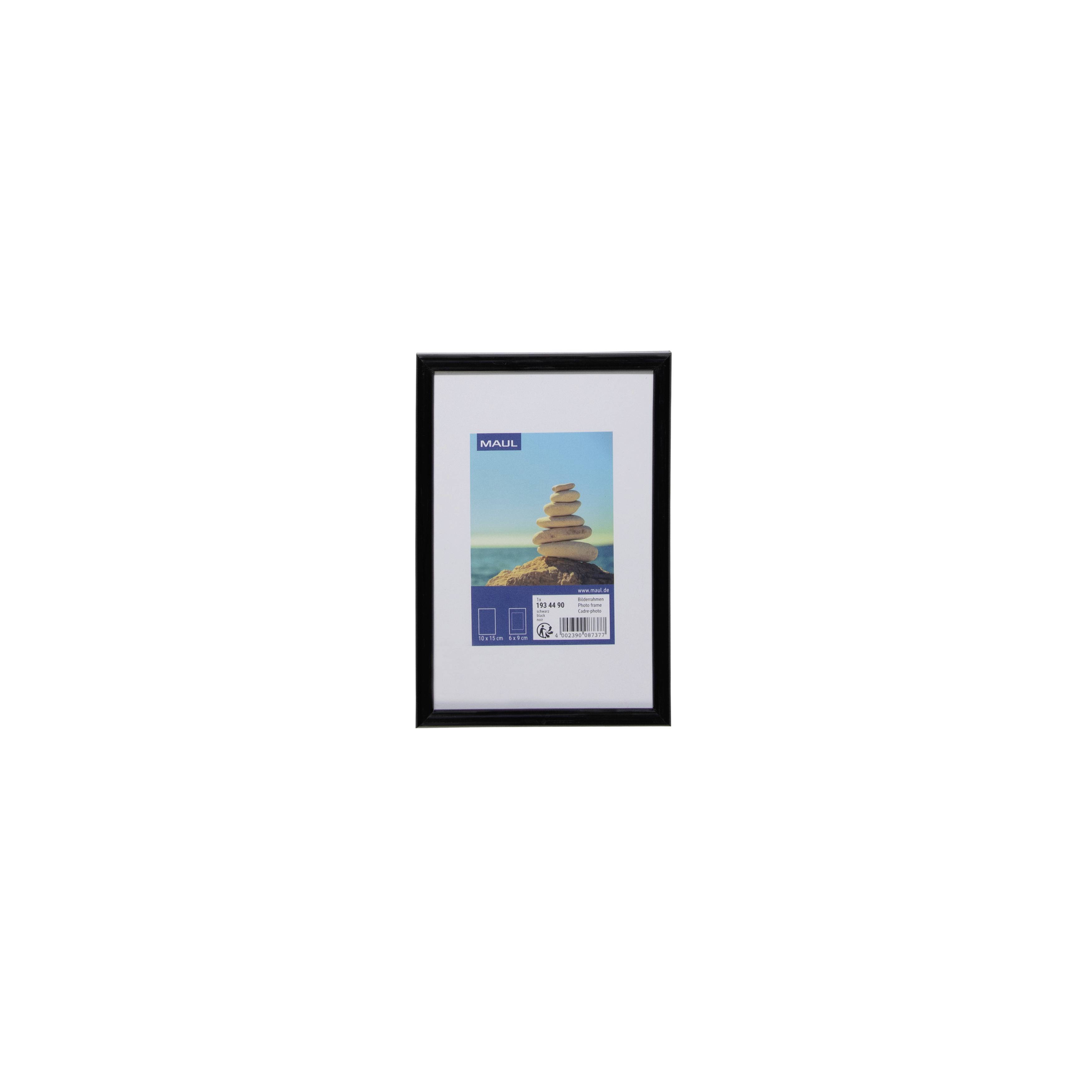 Cadre mural représentant un cairn de pierres empilées sur fond de ciel bleu et de mer, avec une petite étiquette en bas.