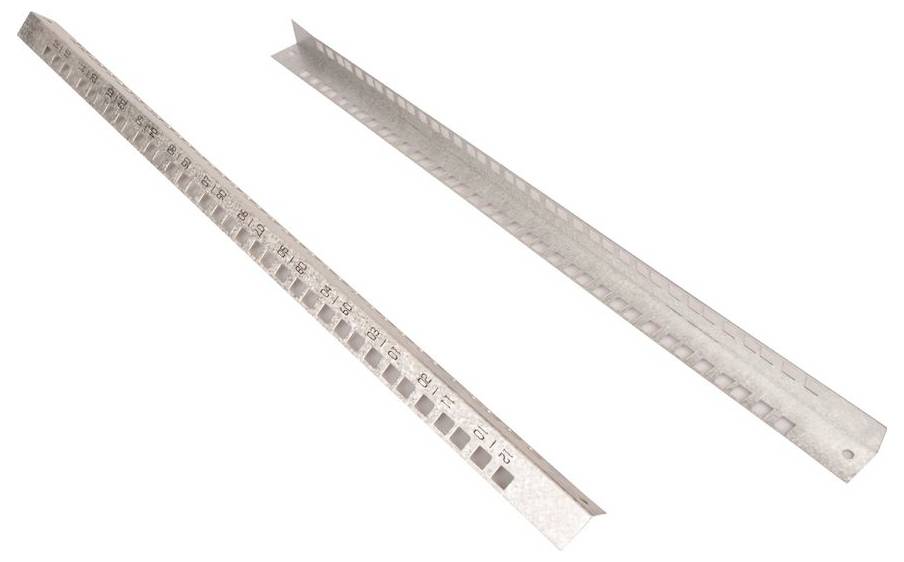 Deux bandes métalliques perforées en forme de règle disposées en diagonale sur un fond blanc, l'une plus longue que l'autre.