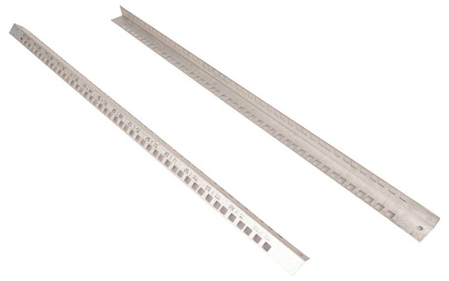 Deux longues règles à mesurer en métal disposées en diagonale sur un fond blanc, l'une ayant des découpes carrées le long de sa longueur.
