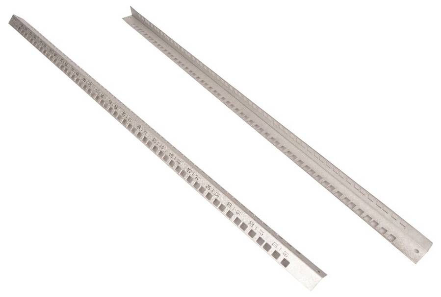 Deux longues règles métalliques avec des marques de mesure, présentées en diagonale sur un fond blanc.