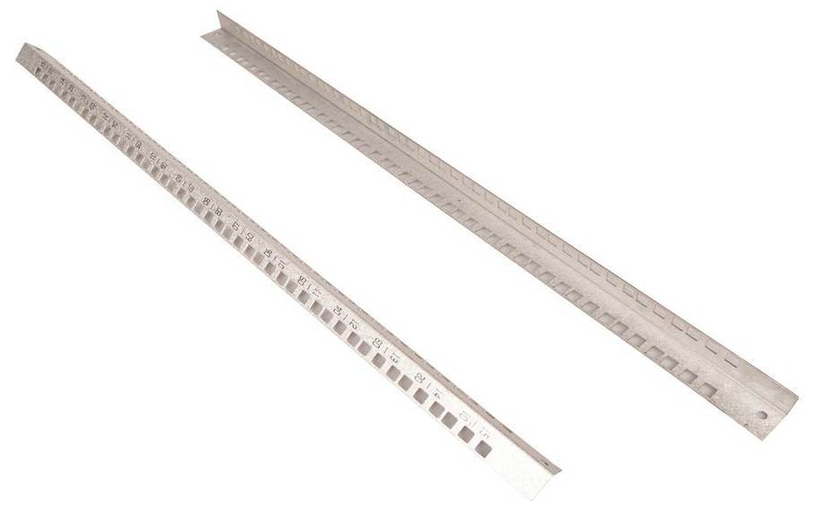 Deux longues règles métalliques ou tés d'équerre croisés en diagonale sur un fond blanc, chacun marqué de graduations de mesure.
