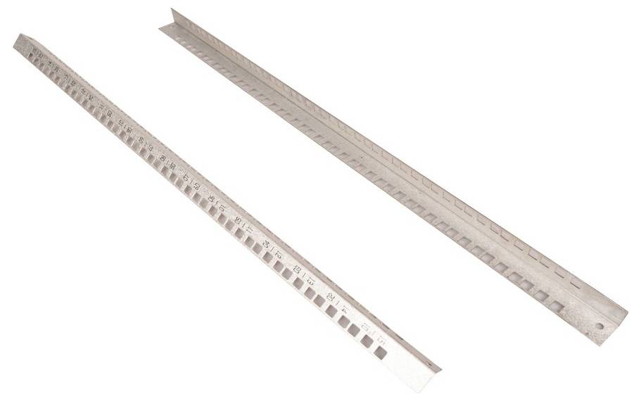 Deux longues règles ou tés métalliques présentés en diagonale sur un fond blanc, l'un avec des marquages carrés découpés et l'autre avec des marques de mesure gravées.