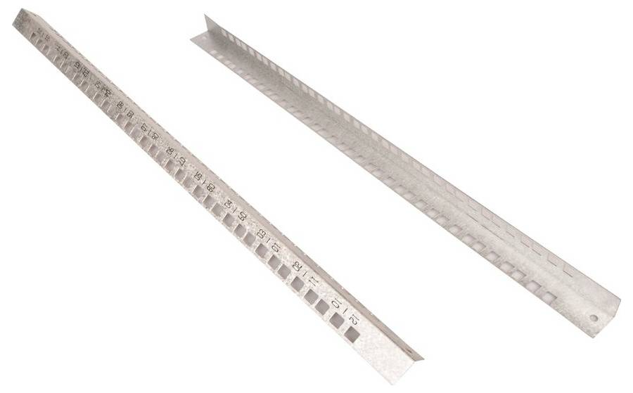 Deux bandes de mesure métalliques ressemblant à des règles placées en diagonale sur un fond blanc, l'une marquée de chiffres et d'encoches découpées.