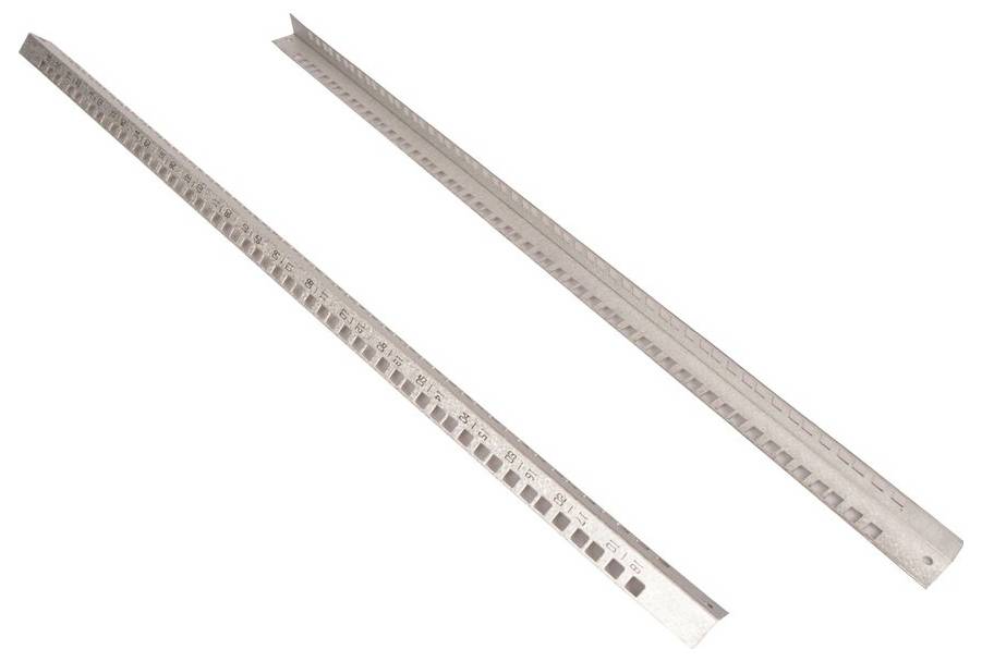Deux longues règles métalliques ou équerre de mesure présentées en diagonale sur un fond blanc.