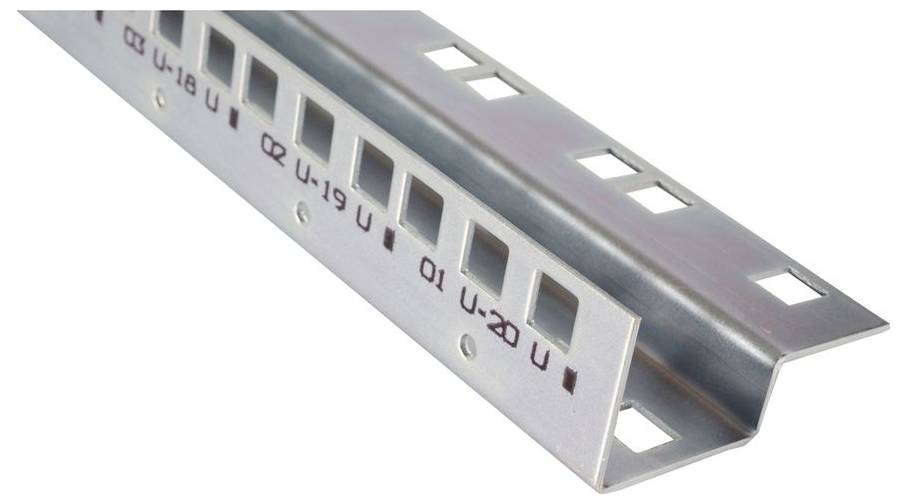Bac câble en U métallique ou cheminage avec découpes rectangulaires et positions de montage étiquetées sur fond blanc.