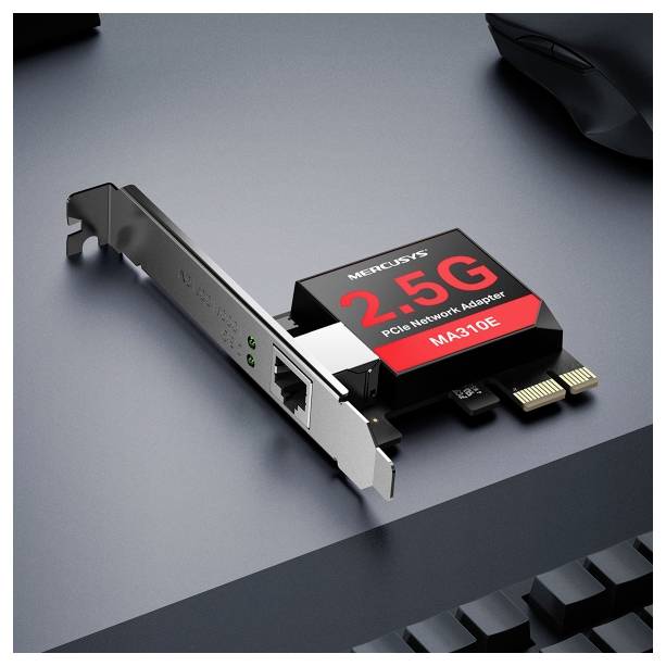 Carte adaptateur réseau PCIe 2.5G Mercusys sur un bureau, vue de près avec support métallique et port Ethernet.