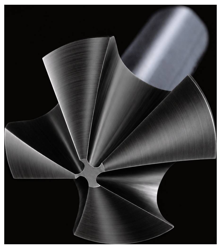 Gros plan d'un rotor de turbine ou d'une roue motrice en métal brillant à cinq pales sur un fond sombre.