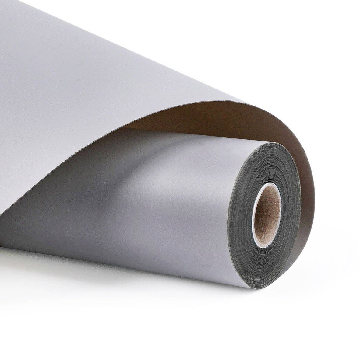 Rouleau de matériau adhésif gris partiellement déroulé sur fond blanc.