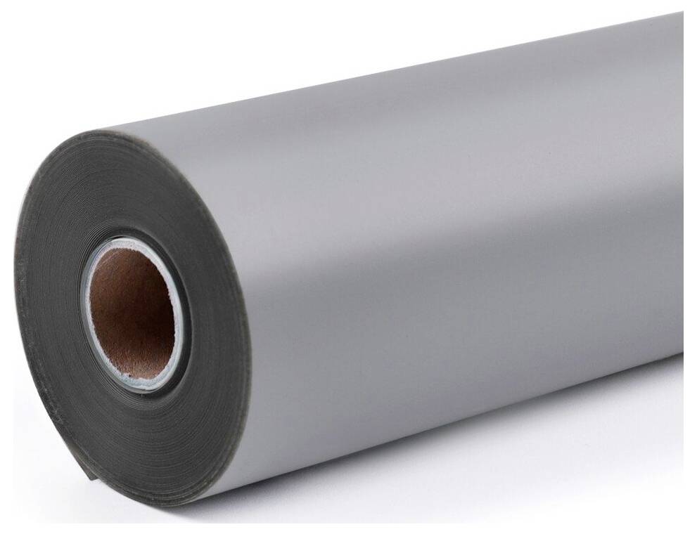 Un grand rouleau de matériau gris sur un noyau en carton, montré en gros plan contre un fond blanc.