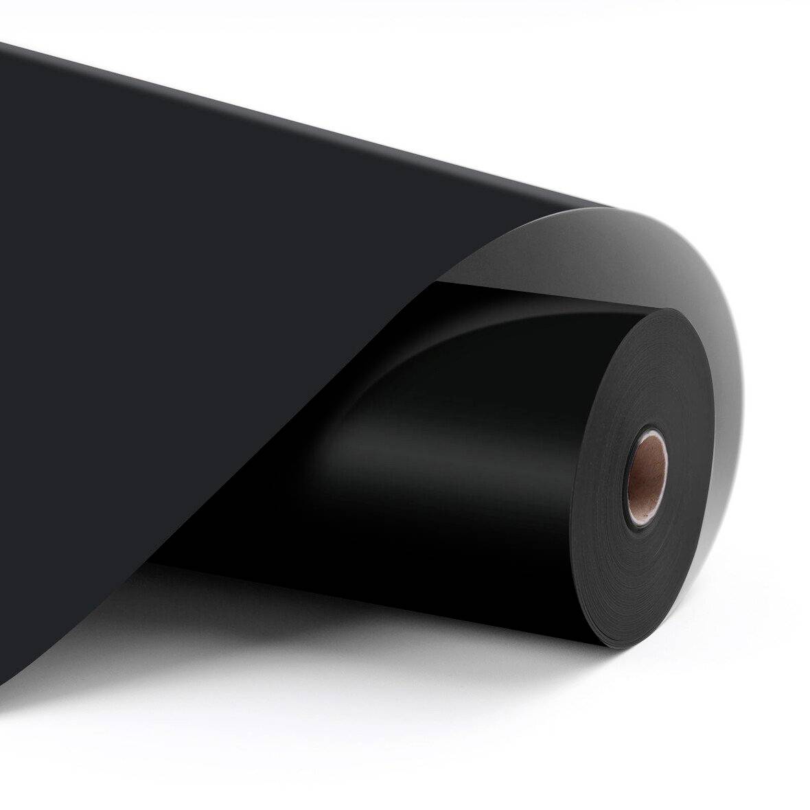 Rouleau noir de matériau partiellement déroulé sur un fond blanc, montrant une bobine cylindrique avec un noyau intérieur visible.