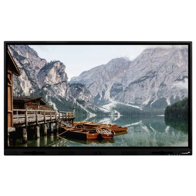 Une télévision affiche une scène de lac de montagne avec des bateaux en bois amarrés à un quai au bord du lac à côté de falaises et de cabanes.