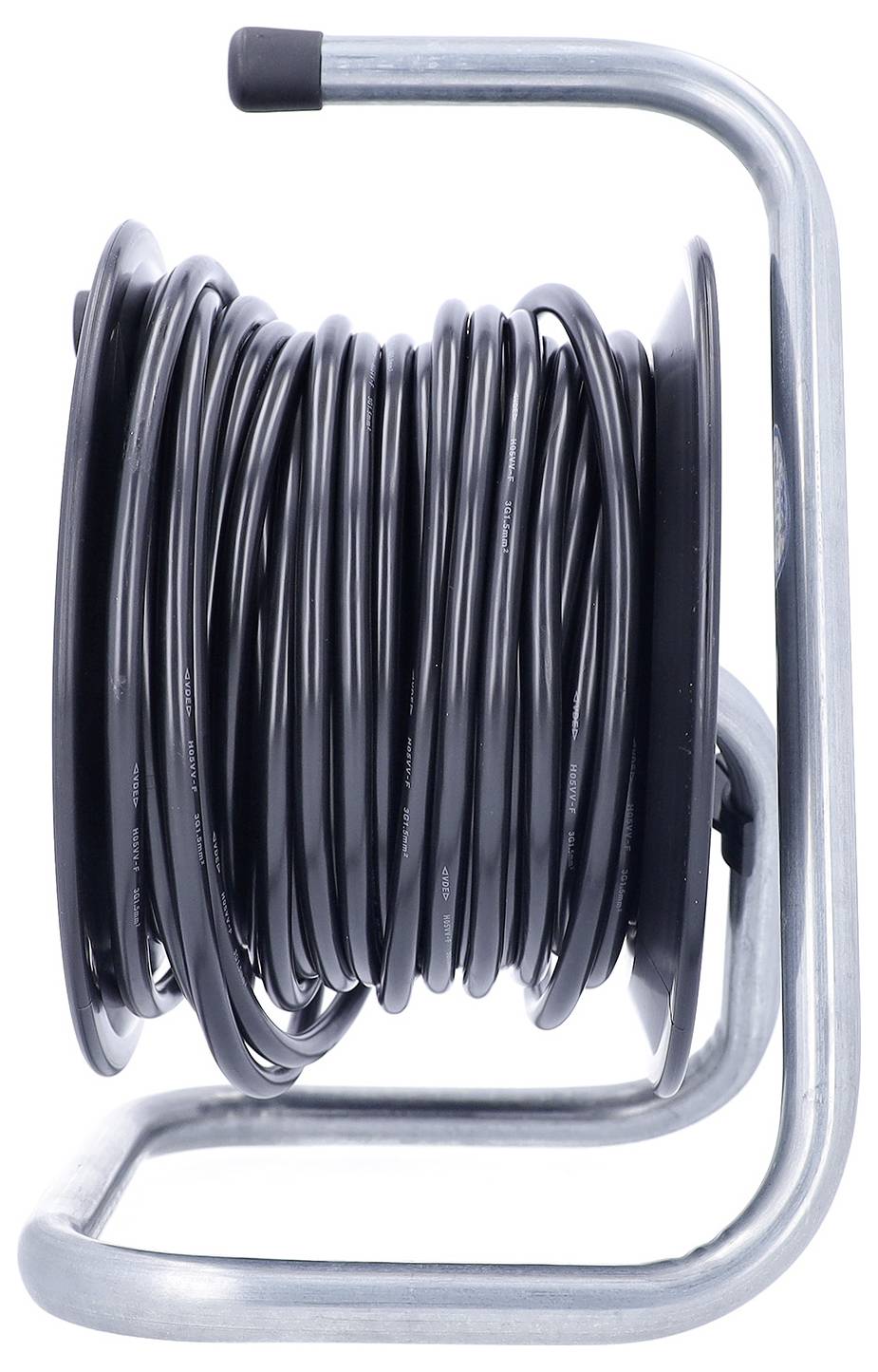 Câble noir enroulé sur une bobine métallique avec une poignée argentée en forme de U, isolé sur fond blanc.