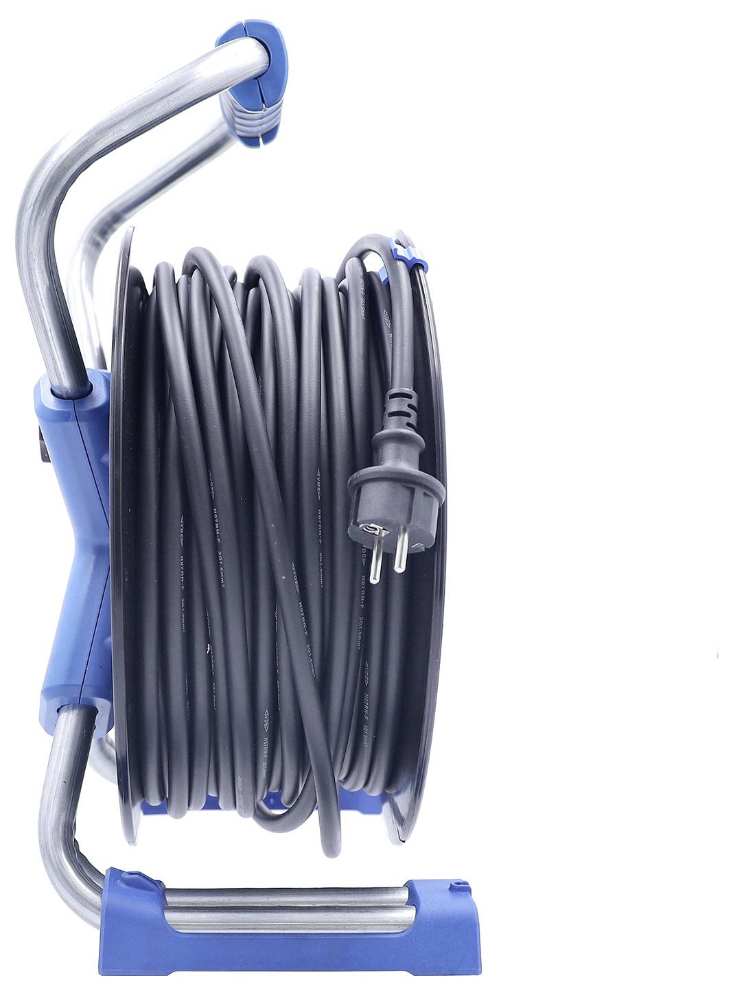 Un support de bobine de câble bleu tenant un cordon de rallonge noir étroitement enroulé avec une fiche à deux broches visible.