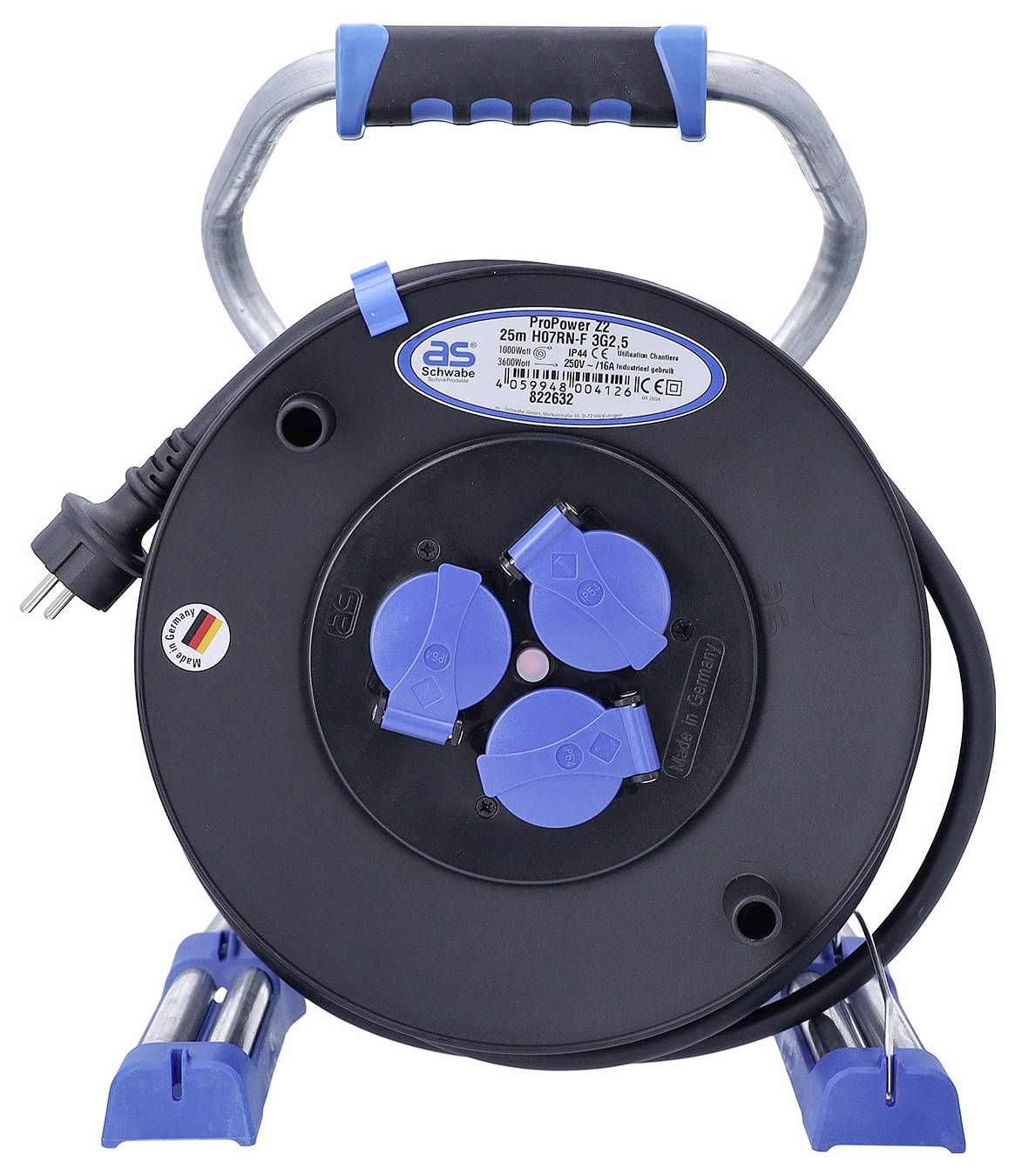 Bobine de câble noire avec poignée bleue, trois prises bleues et fiche électrique européenne sur fond blanc.