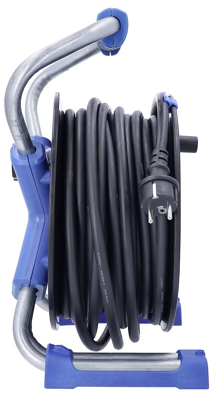 Bobine de câble électrique avec cordon d'alimentation noir enroulé et fiche sur un cadre métallique bleu sur fond blanc.