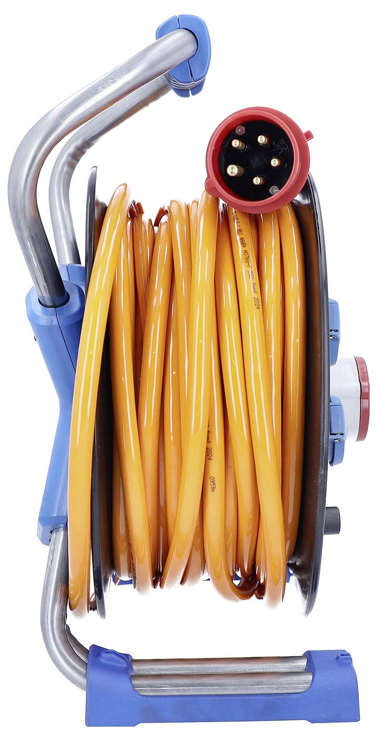 Cordon d'extension électrique orange enroulé sur une bobine métallique bleue, avec une fiche rouge orientée vers l'avant.