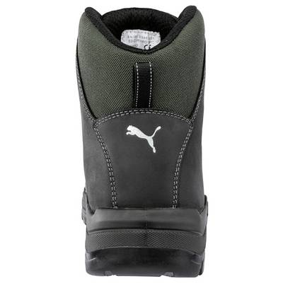 Vue arrière d'une botte de travail montante noire Puma avec col rembourré, panneaux couturés et logo Puma blanc sur le talon.