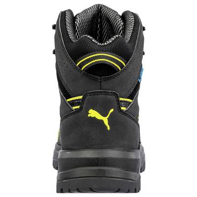 Vue arrière d'une botte de randonnée Puma noire avec un logo jaune et des détails réfléchissants jaunes sur le talon et le col.