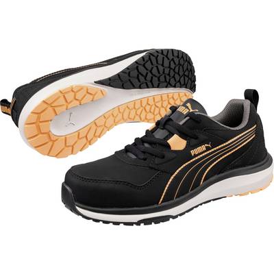 Chaussure de travail athlétique Puma noire avec des accents orange, présentée en vue de côté et de semelle, dotée d'une bande de roulement antidérapante et d'une semelle coussinée.