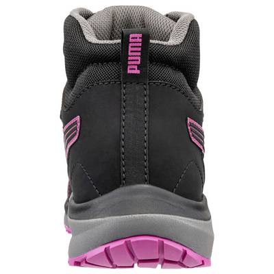 Vue arrière d'une botte de randonnée Puma noire et rose avec col gris et semelle crantée rose épaisse sur fond blanc.
