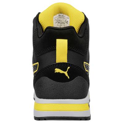 Vue arrière d'une chaussure de sport Puma noire et jaune, montrant le talon, le col rembourré et le logo.